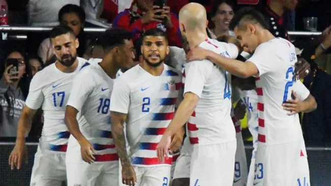 Jugadores de EU festejan triunfo sobre Ecuador