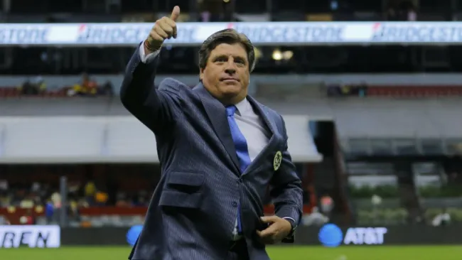 Miguel Herrera saluda previo a un juego del América