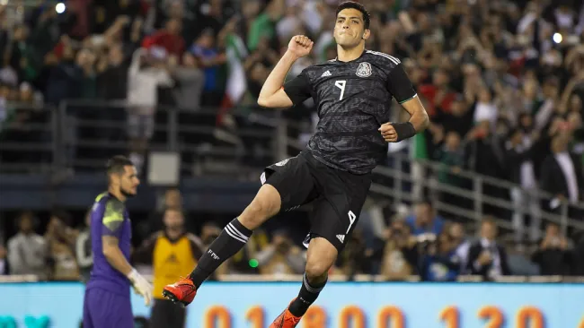 Raúl Jiménez en festejo de gol contra Chile