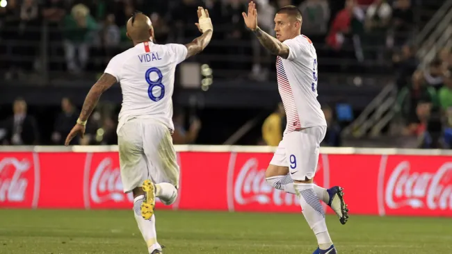 Castillo festeja su tanto ante el Tri con Vidal 