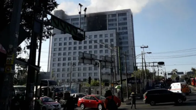 Edificio de la Conagua en pleno incendio 