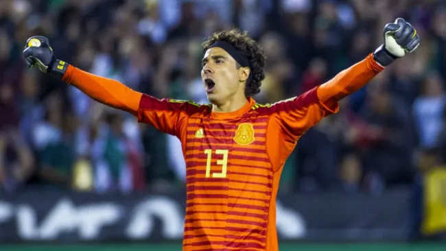 Ochoa festeja un gol del Tri frente a su similar de Chile