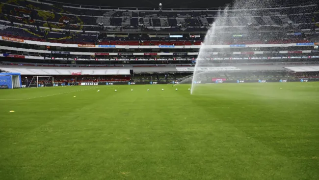 Cancha del Estadio Azteca es regada previo a un encuentro de futbol