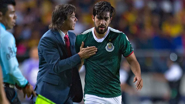 Almeyda y Pizarro en un partido con Chivas en el Clausura 2018