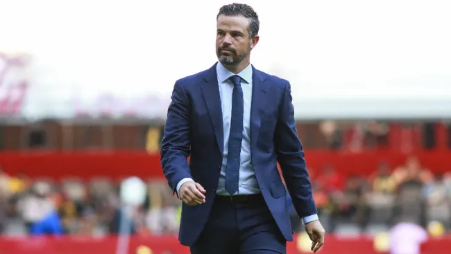 Rafael Puente camina en la cancha del Estadio Azteca 