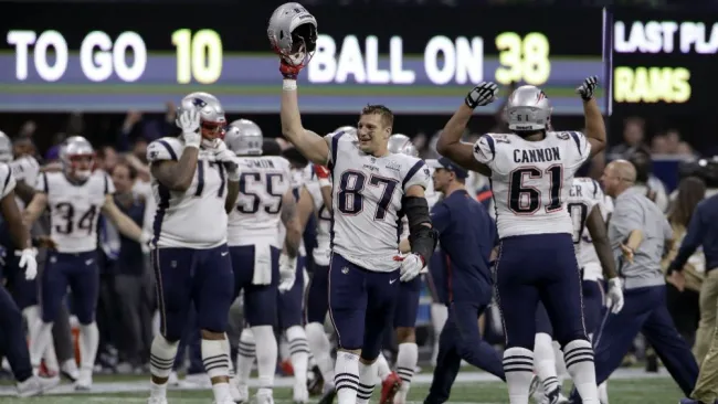 Rob Gronkowski celebra después del SB
