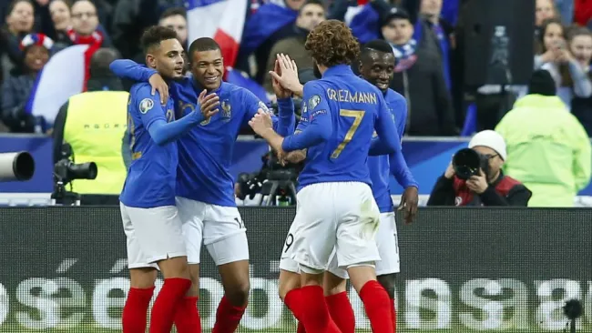 Mbappé festeja gol con sus compañeros