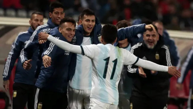Ángel Correa festeja con la banca de Argentina su gol vs Marruecos