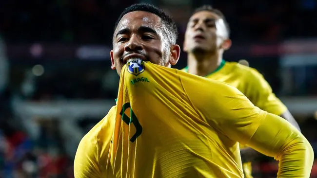 Gabriel Jesus festeja uno de sus goles contra los checos