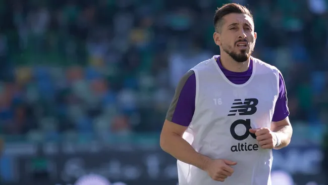 Héctor Herrera en calentamiento con el Porto