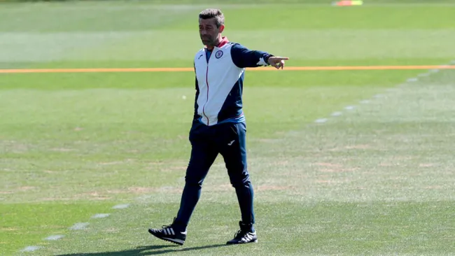 Pedro Caixinha da indicaciones en el entrenamiento de Cruz Azul