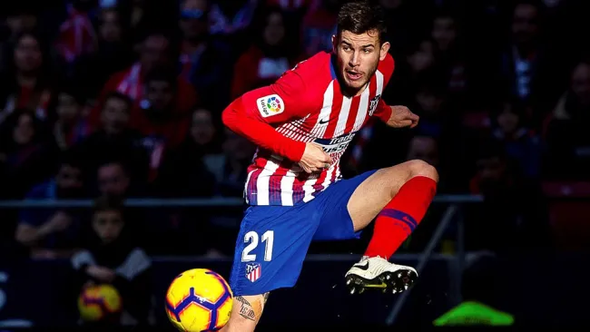 Lucas Hernández controla el balón 