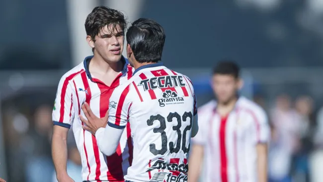 Jugadores Sub 17 de Chivas durante un partido 