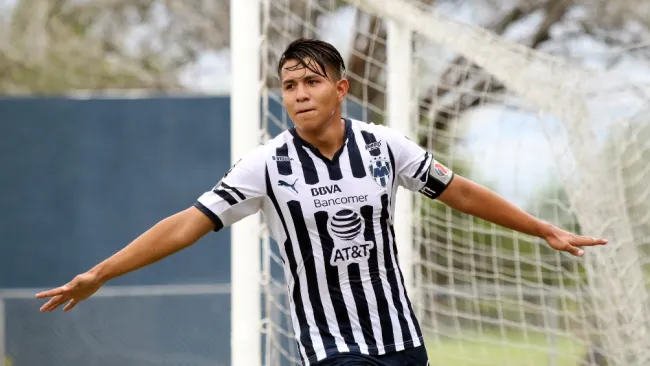 Eduardo Banda celebra una anotación frente a Tigres Sub20
