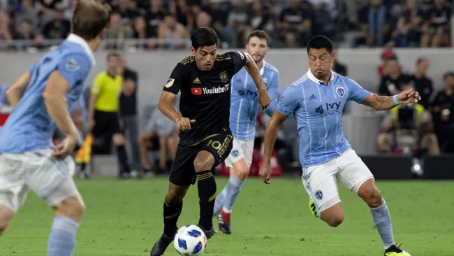 Carlos Vela conduce el balón durante un juego con LAFC