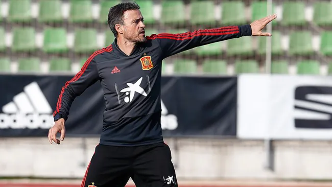 Luis Enrique dirige una sesión con España