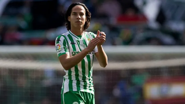 Lainez aplaude tras un partido del Betis