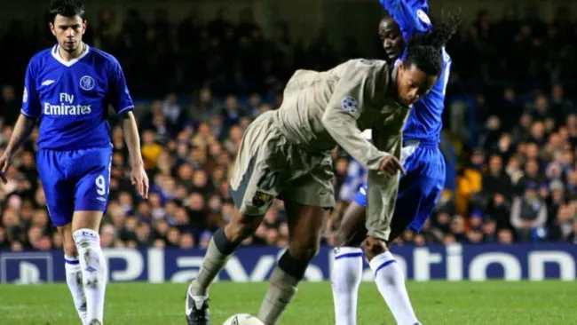 Ronaldinho y Makelele luchan por la esférica