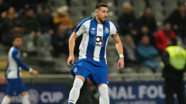 'HH' conduce el balón en un juego del Porto