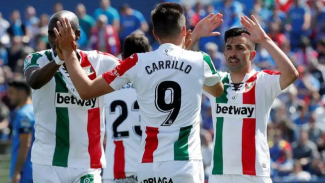 Guido Carrillo festeja con sus compañeros