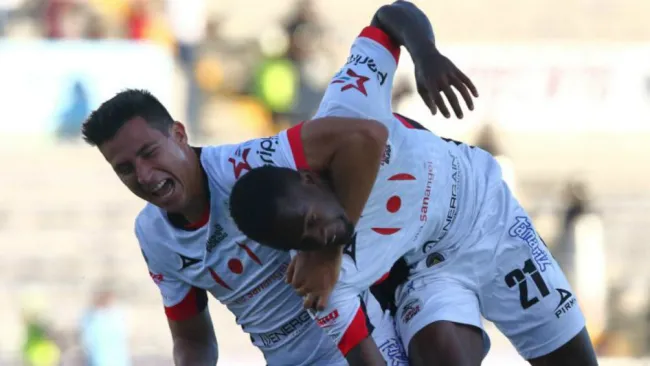 Mauro Lainez y Yago Da Silva festejan un gol de Lobos BUAP