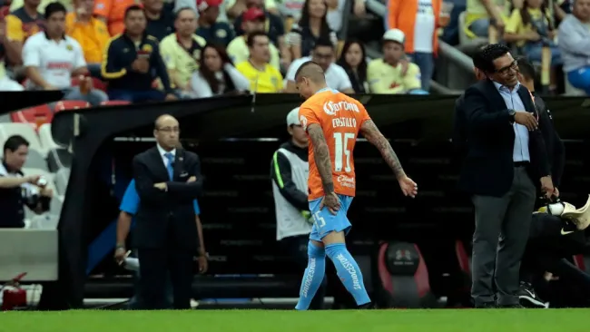 Nico Castillo abandona el campo en el duelo ante Tigres