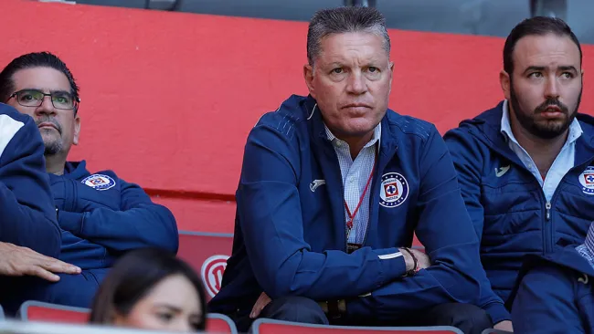 Peláez observa un partido de Cruz Azul
