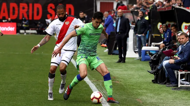 El jugador del Real Betis Aïssa Mandi disputa el balón con Tiago Días Correia