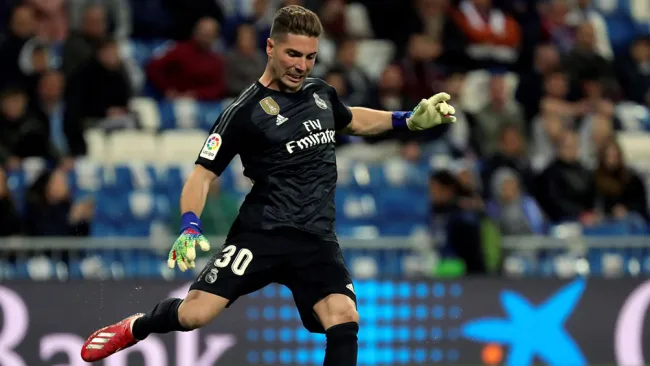 Luca Zidane despeja el balón en partido del Real Madrid