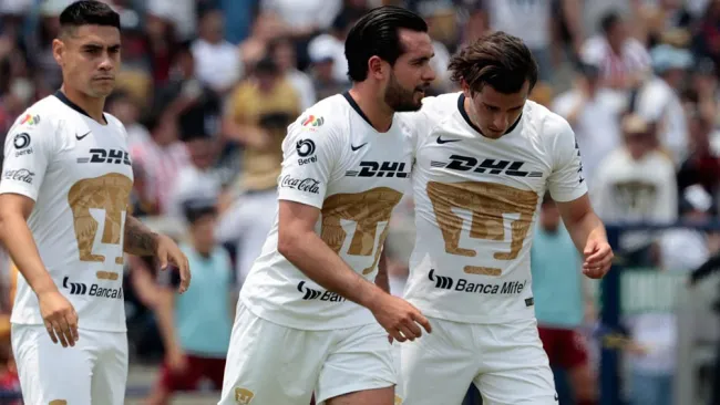Pumas festeja gol de Luis Quintana frente a Chivas