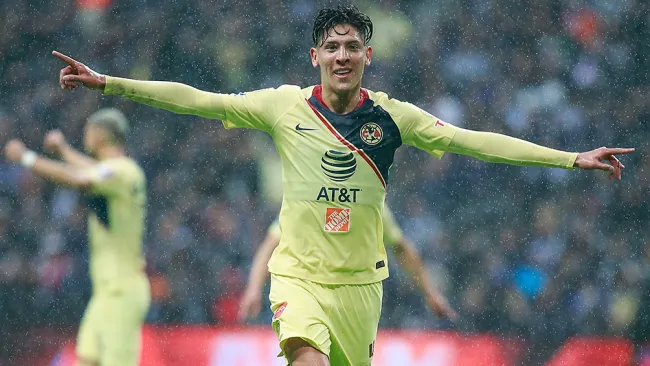 Edson Álvarez celebra un gol con América