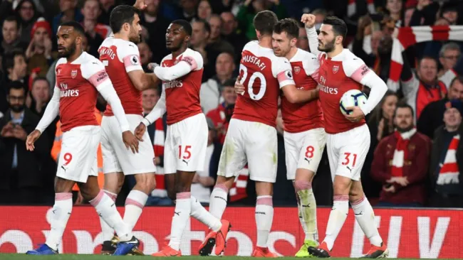 Jugadores del Arsenal festejan un gol contra el Newcastle