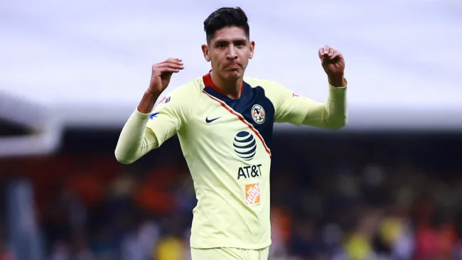 Edson Álvarez durante un partido del América