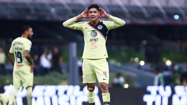 Edson Álvarez festejando un gol 