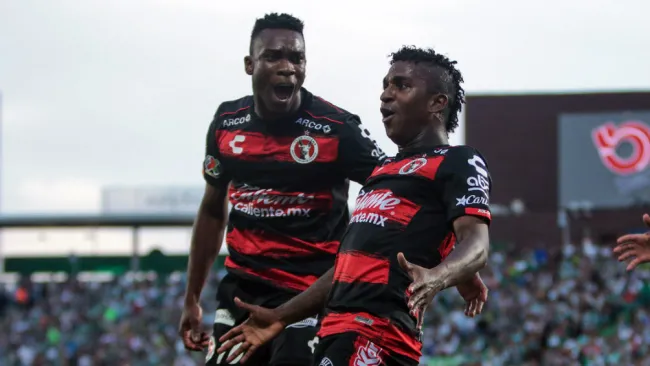 Jugadores de Xolos festejan un gol