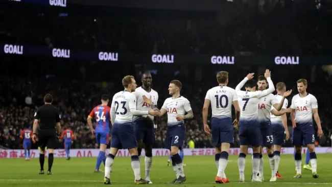 Jugadores del Tottenham celebran anotación contra el Crystal Palace