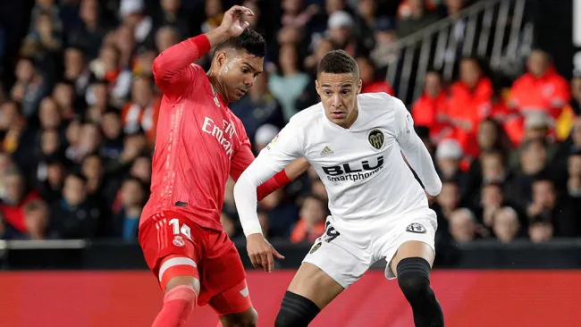 Casemiro trata de recuperar el balón en juego del Madrid 