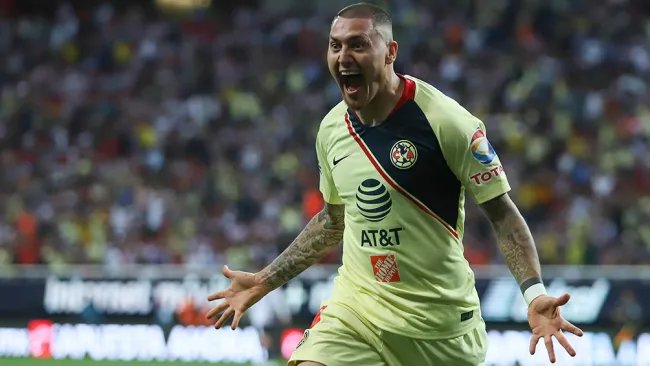 Nico Castillo festeja un gol con América
