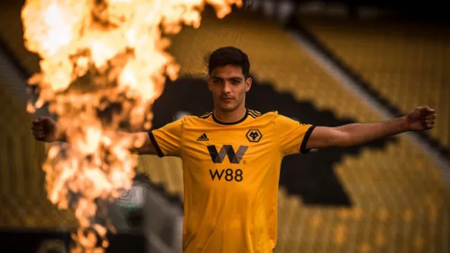 Jiménez posa con la camiseta del Wolverhampton 