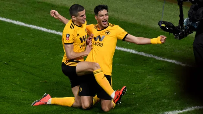 Jiménez es abrazado por Coady tras anotar un gol 