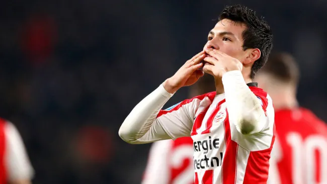 Lozano celebra gol con el PSV