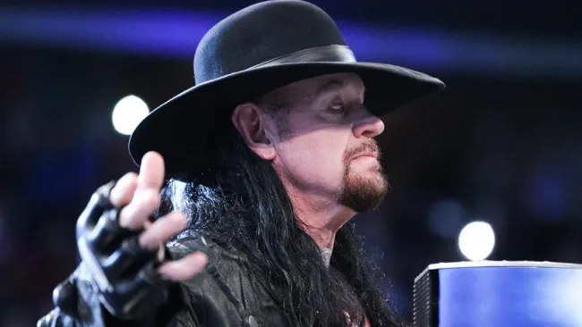 Undertaker hace su entrada en WWE