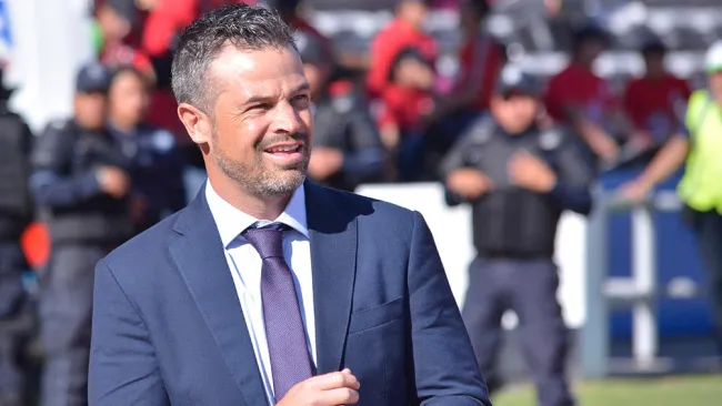 Rafa Puente Jr. en un partido de Gallos