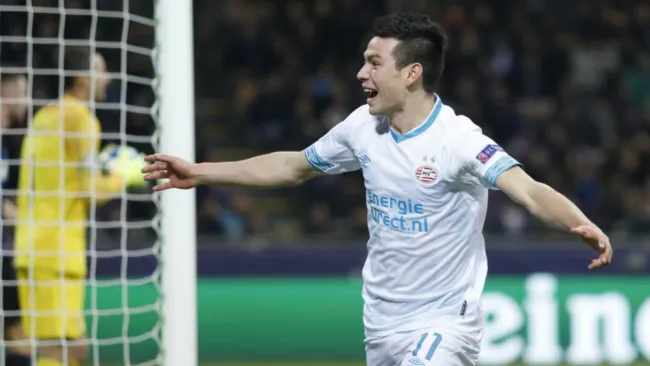 Lozano, en festejo de gol con el PSV
