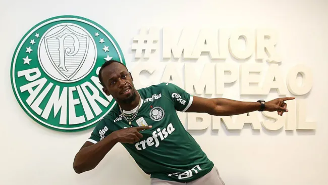 Usain Bolt, posa con la indumentaria del Palmeiras