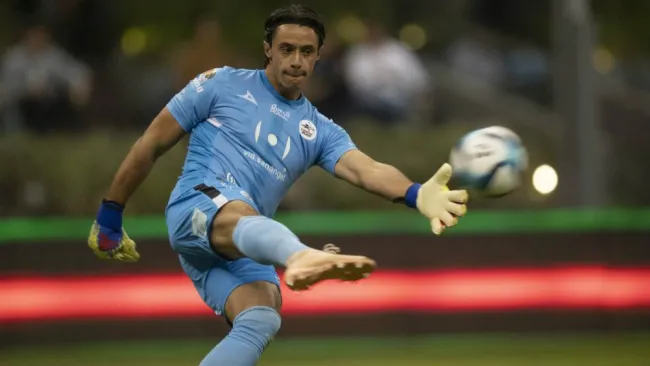 Antonio Rodríguez despeja el balón durante partido