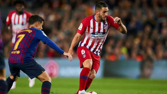Koke conduce el balón ante Coutinho