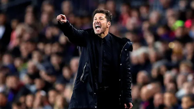 Diego Simenone dirigiendo al Atlético de Madrid