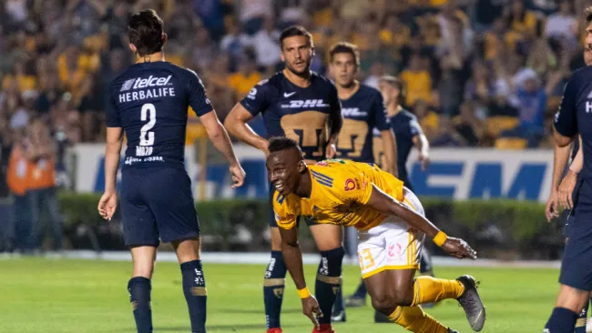 Julián Quiñones festeja uno de sus goles contra Pumas