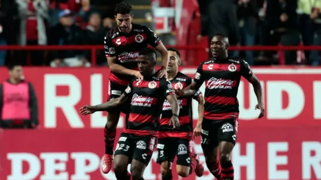 Jugadores de Xolos celebran anotación contra América